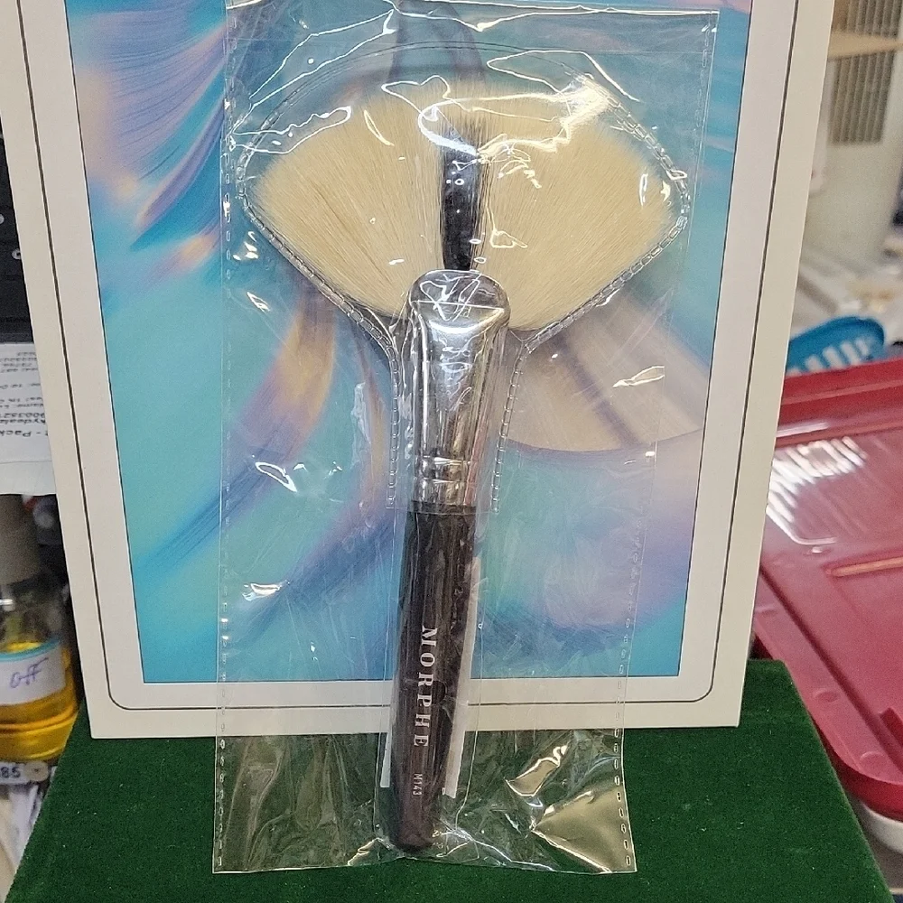 Morphe Black Handle Fan Brush with Cream Bristles